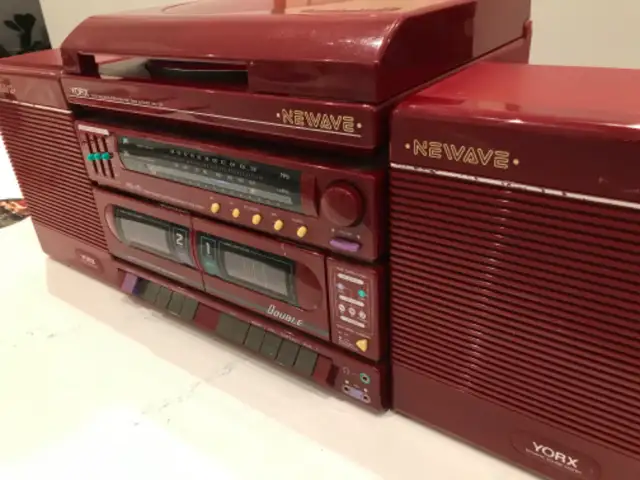 Vintage Rare YORX Newave Turntable Stereo System Dual Cassette in Stereo Systems & Home Theatre in City of Toronto - Image 10