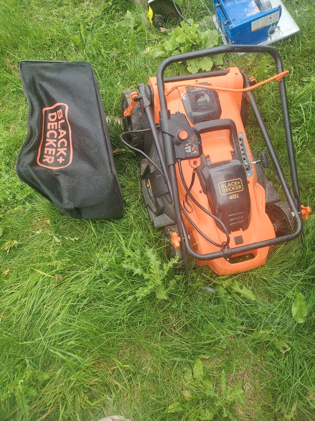 Black and Decker Lawn Mower (BATTERY NOT INCLUDE) in Lawnmowers & Leaf Blowers in Oakville / Halton Region