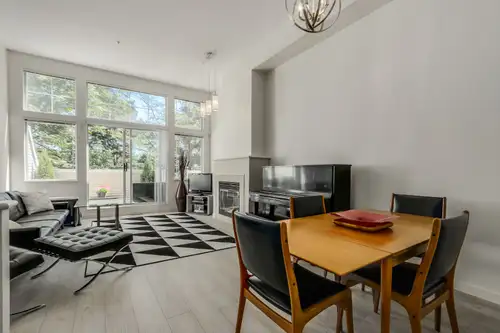 ROOMS AVAILABLE Private Master Bedroom (398 cm x 366 cm) - Available April 1st Welcome to a well mai...