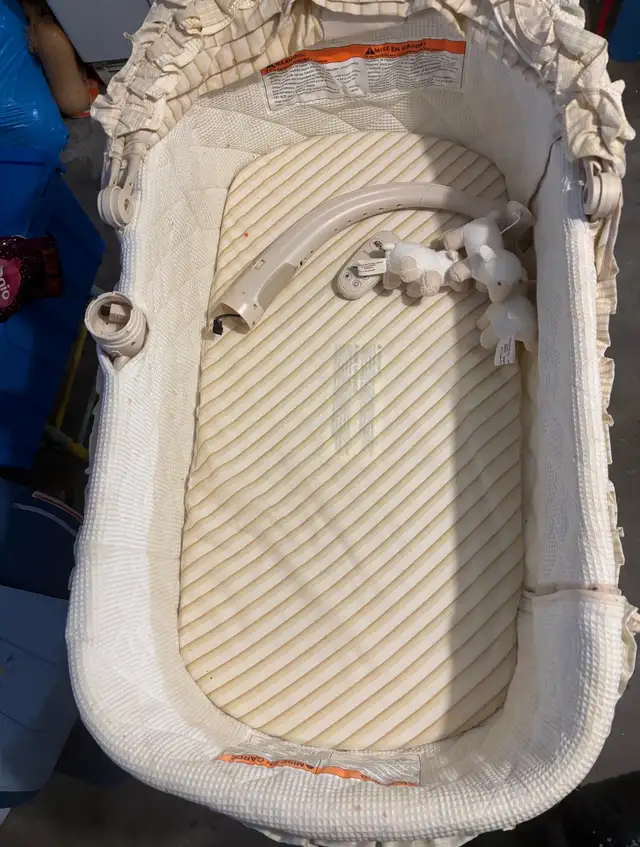 baby bassinet in Cribs in City of Montréal - Image 3