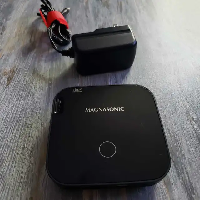 Magnasonic PP72 Pocket Projector in Video & TV Accessories in City of Montréal - Image 2