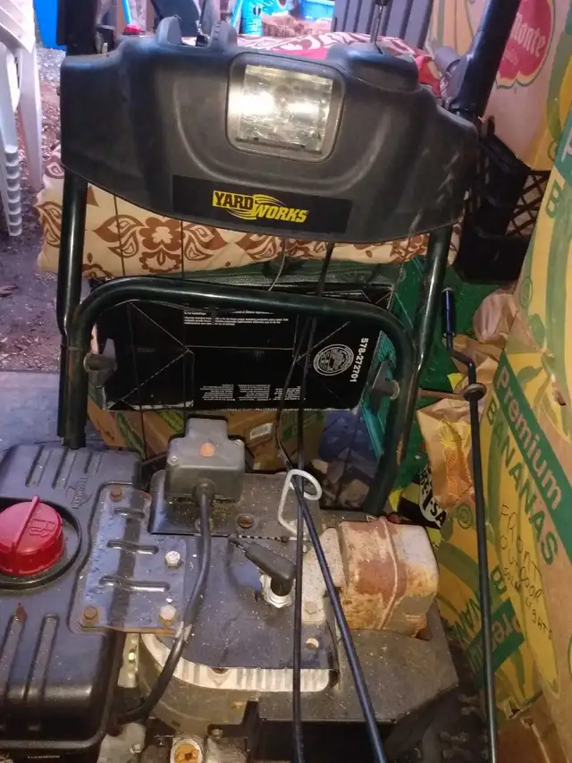 YARDWORKS 10.5 HP 30 INCH WIDE in Snowblowers in Windsor Region - Image 3