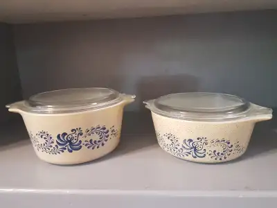 set of two pyrex casserole dishes with lids