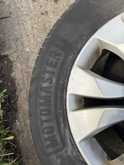 Honda Crv allow rims with tires 225/65 r17 Motomaster 5x114.3 bolt pattern Price negotiable Loc Coll...