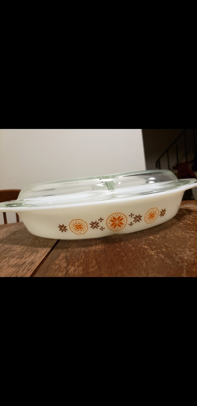 Pyrex Town and Country Divided Casserole Dish with Lid 1.5Quart in Kitchen & Dining Wares in Hamilton - Image 2