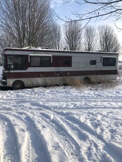 1989 safari rv for sale. V8 gas engine. Hasn’t run in 15 years. 69,000 kilometres. Was in fenceline...