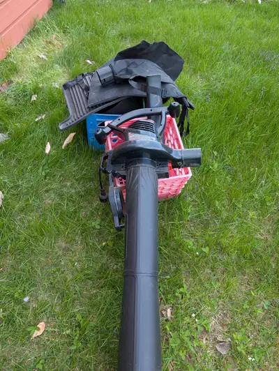 Black & Decker. Appareil pour déchiqueter feuilles ou pour souffler débris