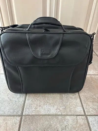 Mallette en cuir pour portable Base Logic, View more