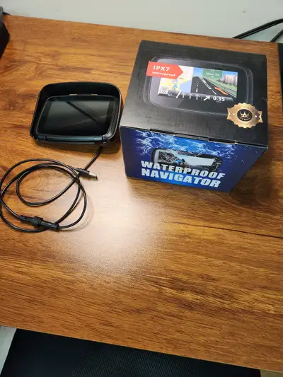 Like new MAXCA XPlay C5. It has a 5-inch screen and is made for installation/mounting on a motorcycl...