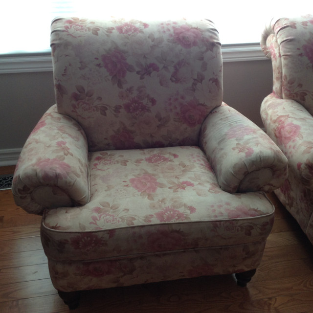 2 matching arm chairs in Chairs & Recliners in Belleville - Image 3
