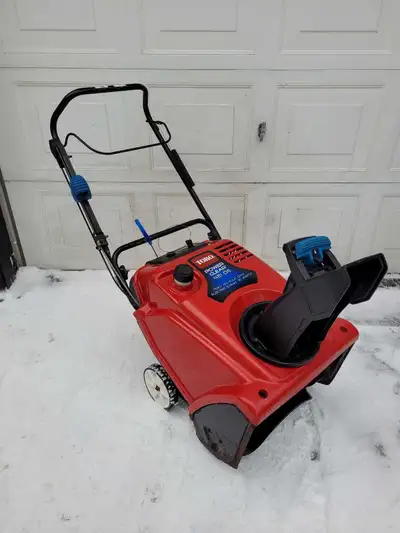 Toro Powerclear 421QE snowblower, View more
