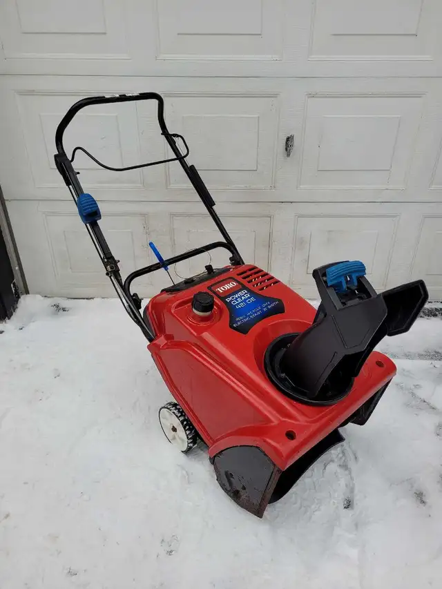 Toro Powerclear 421QE snowblower in Snowblowers in Kitchener / Waterloo - Image 2