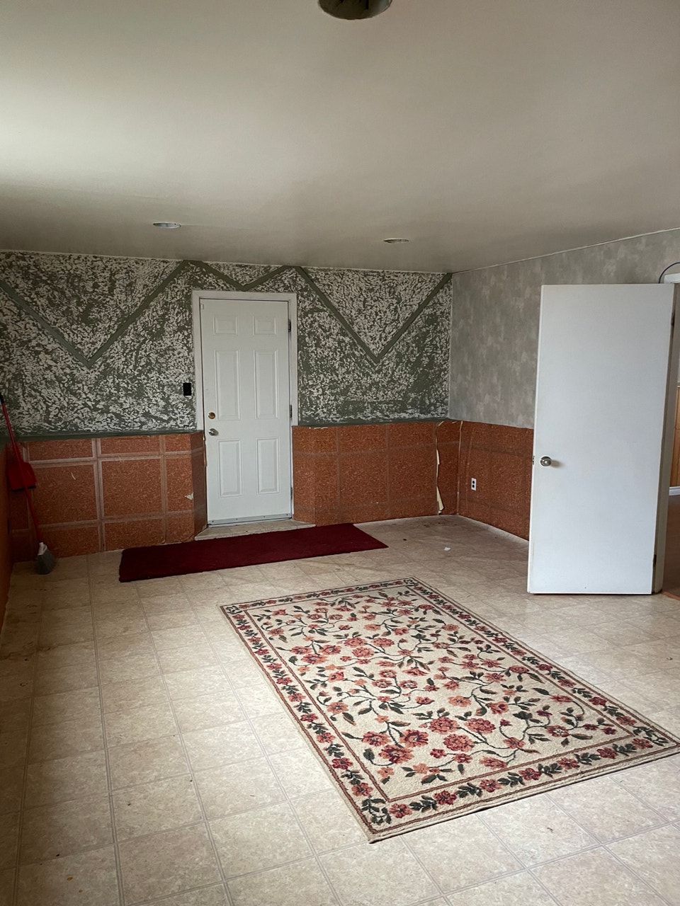House detached 3 BR w/ recroom 1
