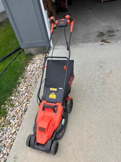 Black decker 17 inch electric lawn mower, with bag. $80.00 or obo