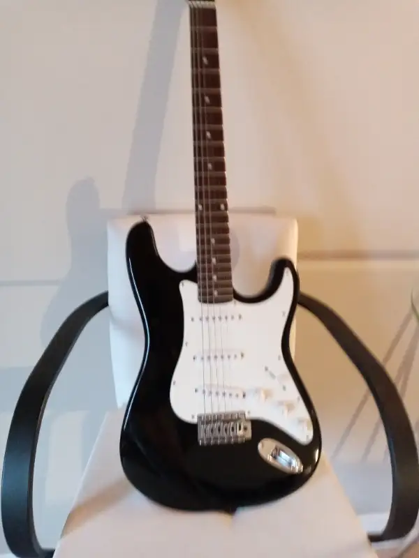 SILVERSTONE BLACK\WHITE ELECTRIC GUITAR in Guitars in City of Halifax - Image 10