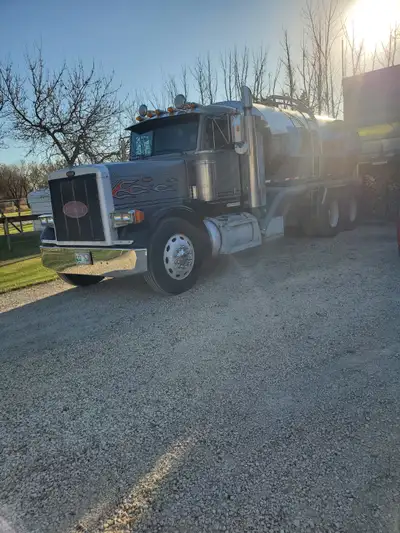 2000 Peterbilt 379 C12, 13 speed overdrive 3000 gallon stainless steel potable water tank Water tank...