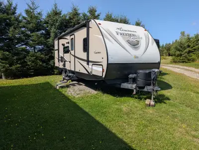 Roulotte coachman freedom express 2017, 5000 lbs ,construite avec des panneaux composites,couche 6 p...