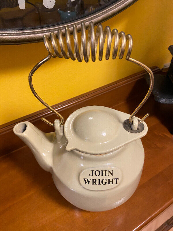 Vintage John Wright Beige Enamel Cast Iron Kettle/Teapot/Rustic in Arts & Collectibles in Oshawa / Durham Region - Image 4