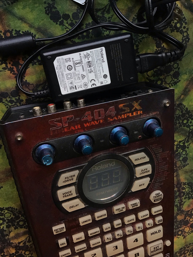 Roland SP-404SX Linear Wave Sampler with Power Supply in Performance & DJ Equipment in Winnipeg - Image 4