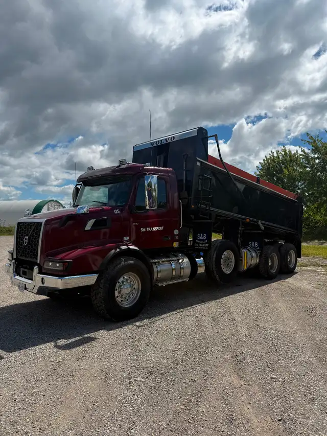 2022 Volvo VHD dump truck in Heavy Trucks in London - Image 2