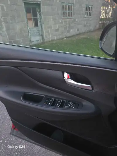 Voiture en excellent état, propre et bien entretenue. Kilométrage raisonnable, aucun accident. Paiem...