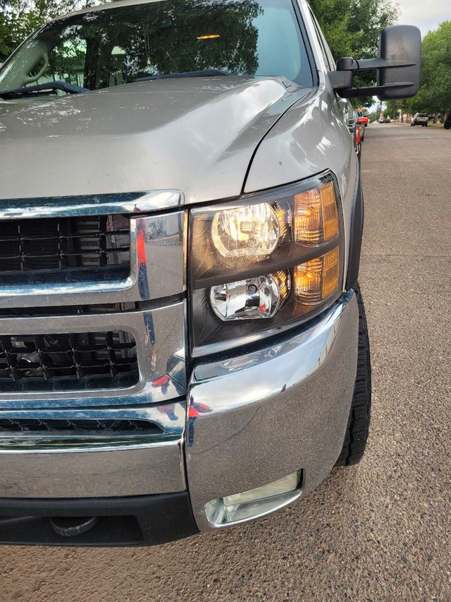 2009 Silverado LT Diesel 4×4 Crew cab.ONLY 102,000 KM'S in Cars & Trucks in Medicine Hat