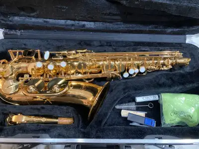 Carlton Alto Saxophone (great condition), View more