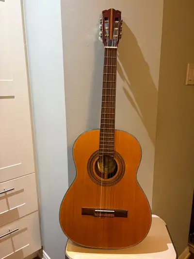 Belle guitare classique des années 1970s de marque Espana. Faite en Finlande de matériaux supérieur....