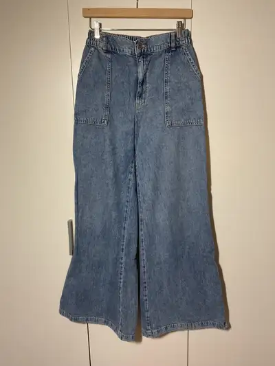 Retail Price: $69.95 Size: 25 Length: 27 These pants are too small for me, which is why I’ve decided...