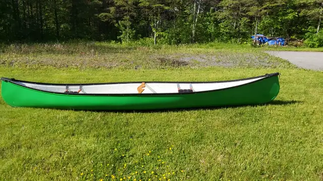 CANOT KEVLAR LEGER $2800 in Canoes, Kayaks & Paddles in Sherbrooke - Image 3