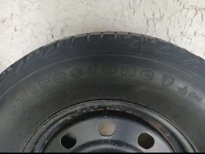 Ensemble de pneus d'hiver Firestone P265/70R17, parfaits pour affronter la neige et la glace. Ces pn...