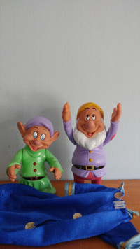 Deux grandes figurines Disney de Simplet et Atchoum