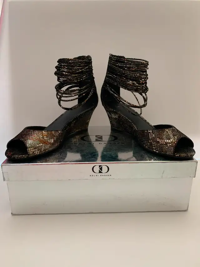 Fashionable  Italian Wedge Sandals in Women's - Shoes in Gatineau - Image 2