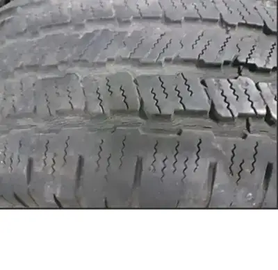 2X tires CrossTerrain for warm / summer season. 28 each or 50$ both! Non Nego! No delivery! H4A0A2 a...
