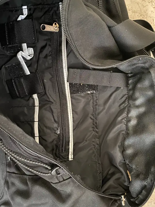 MEC Convertible Messenger Bag / Backpack in Bags & Luggage in City of Toronto - Image 6