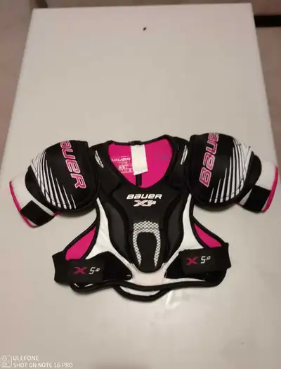 Get ready to hit the ice with this Bauer Vapor X 5.0 hockey shoulder pad, perfect for young players...