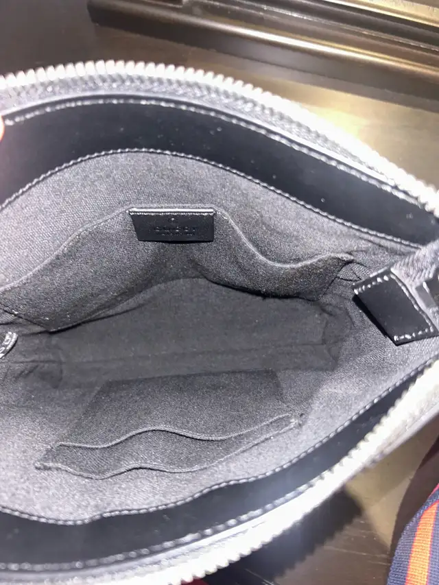 Gucci Side Bag in Bags & Luggage in City of Toronto - Image 4