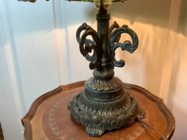 Vintage EF & EF Industries Inc Six Panel Slag Glass Table Lamp in Indoor Lighting & Fans in Belleville - Image 4