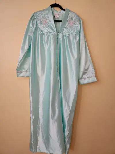 Magnifique peignoir en satin à demi-fermeture à glissière et manches longues. Il a un décolleté en V...