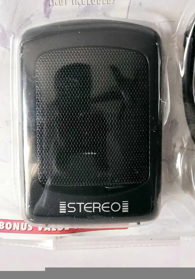 Memorex Personal Portable AM  FM Stereo Cassette Player  in General Electronics in City of Montréal - Image 5