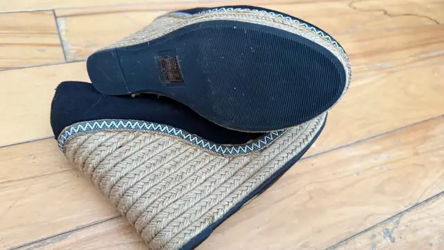 women wedge high heels sz 8 in Women's - Shoes in Calgary - Image 5