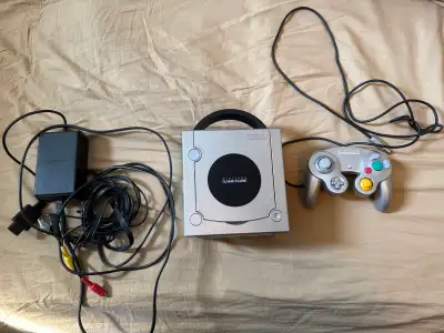 La console vient avec manette matching officielle et les cables necessaires. J’ajoute également une...
