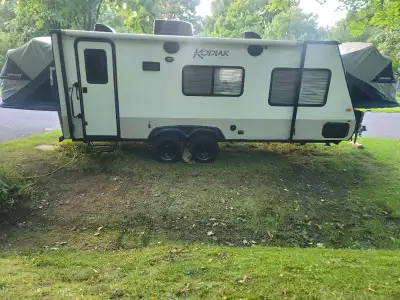 Roulotte Hybride KODIAK 235 – 24 pieds fermée / 34 pieds ouverte – Ultra légère (4000 lbs) – 8 perso...