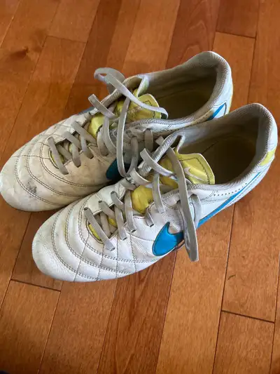Nike Tiempo soccer cleats size 8.5/9.5, View more