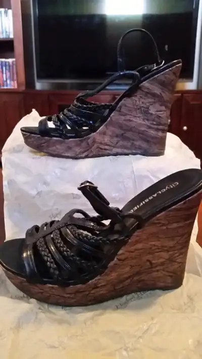 Size 7 Worn twice like new Faux wood light weight black straps