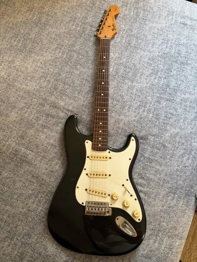 Vintage 94-95 Fender Stratocaster Rare in Guitars in City of Toronto - Image 3