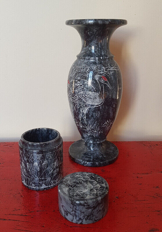 Vase et boîte marbre noir gravée Black marble etched vase dans Art et objets de collection  à Laval/Rive Nord - Image 2