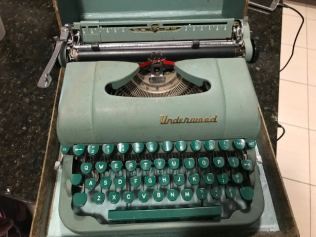 Vintage Underwood Deluxe Typewriter- Made in Canada in Arts & Collectibles in Oshawa / Durham Region