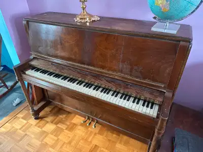 Piano droit // upwright piano. Sterling Action. Vient avec le banc // come with the bench. 3 pédales...