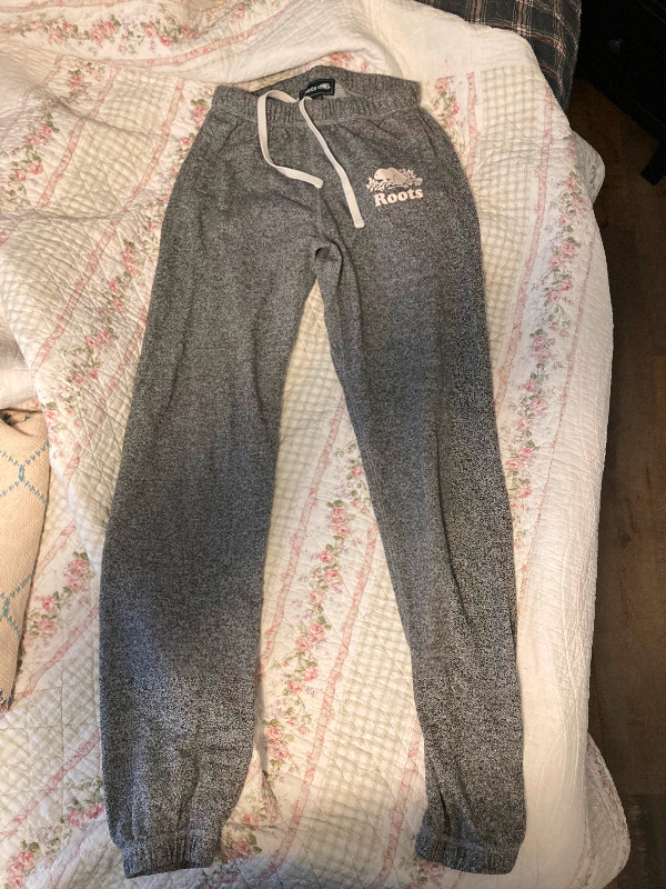 ROOTS sweat pants in Women's - Bottoms in Annapolis Valley - Image 4